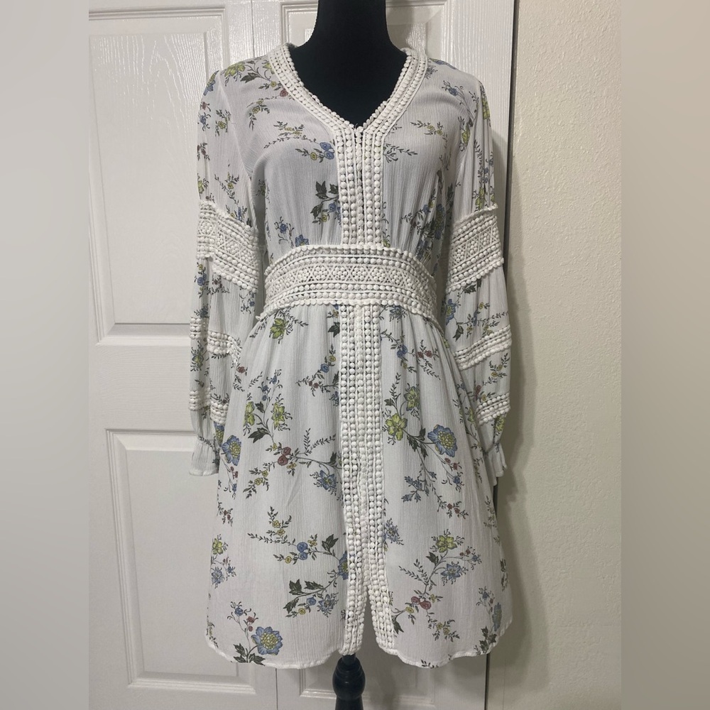 American Rag Cie Floral Embroidered White Dress V-Neck size M
